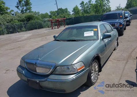 2005 Lincoln Town Car Signature Limited z USA, uszkodzony, nr VIN 1LNHM82W35Y658679